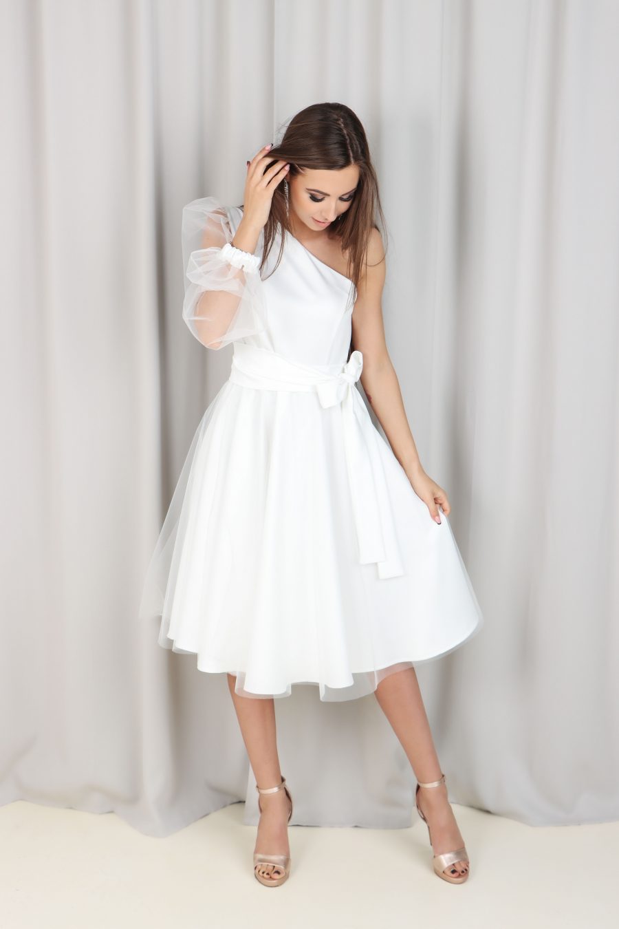 baltos šventinės sukneles