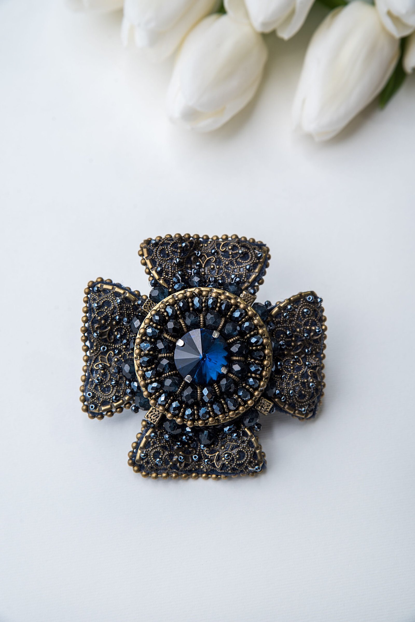 Mėlynos spalvos autorinė rankų darbo sagė su hematitu - Image 3