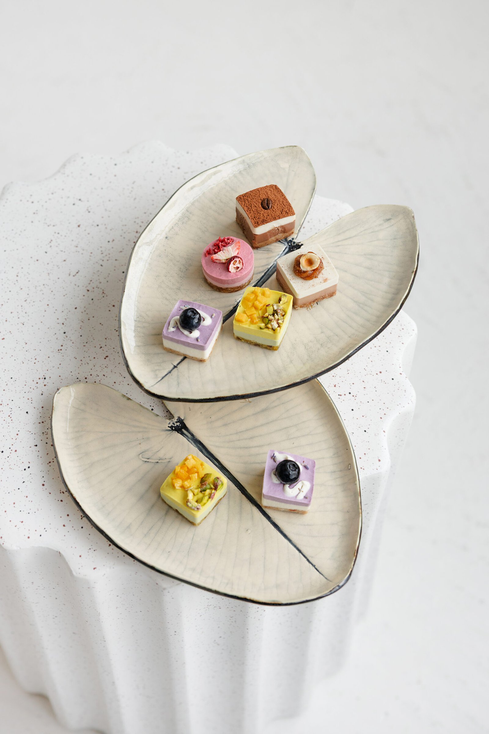 Rankų darbo keramikos indas (lelijos lapo formos) - Image 5