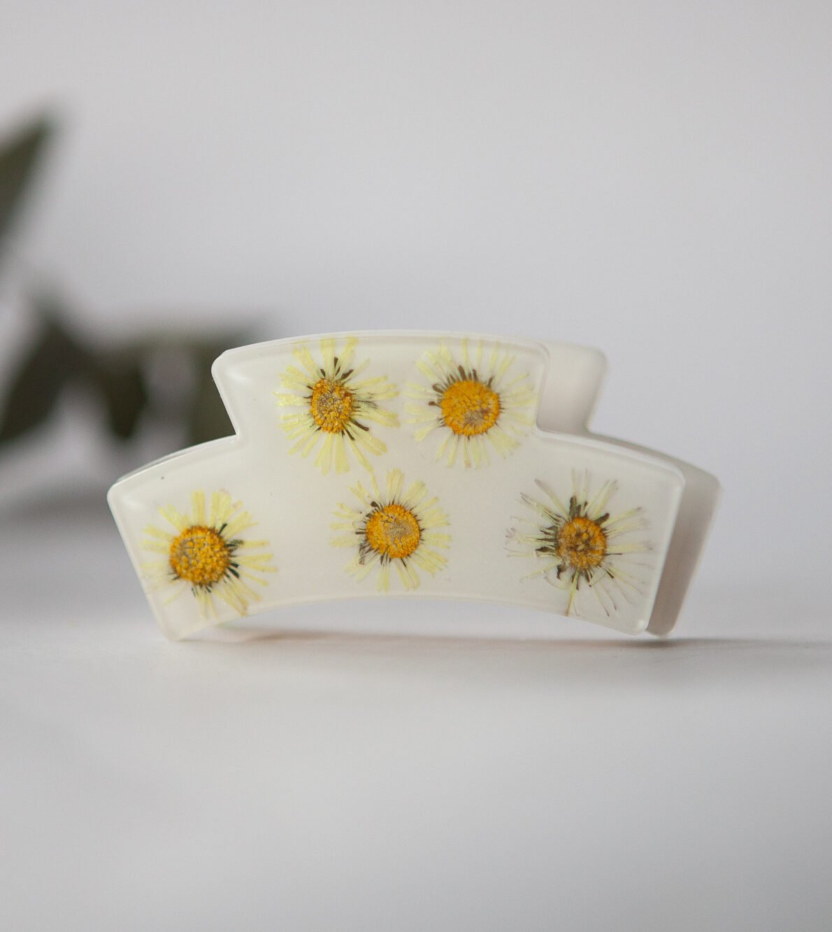 Rankų darbo plaukų segtukas su ramunėmis - Image 5