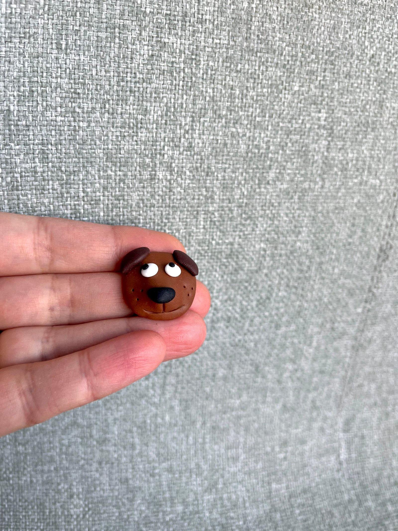 Žaisminga rankų darbo sagė „Šuniukas“ - Image 2