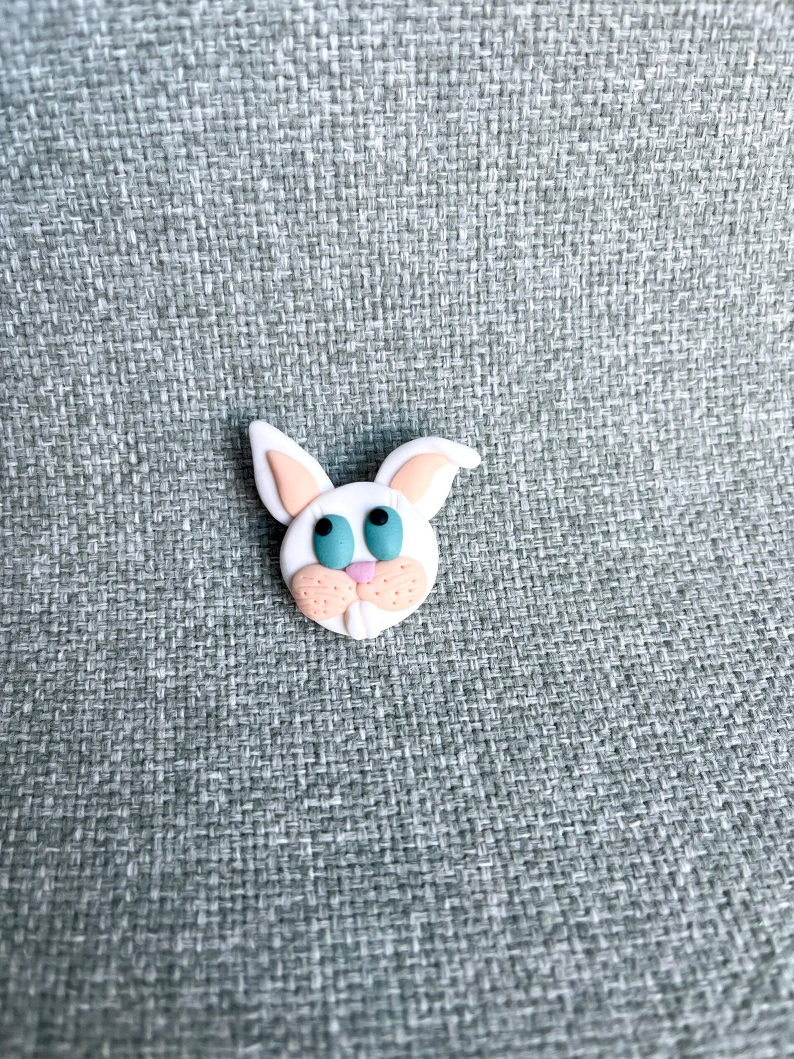 Žaisminga rankų darbo sagė „Zuikis“ - Image 3