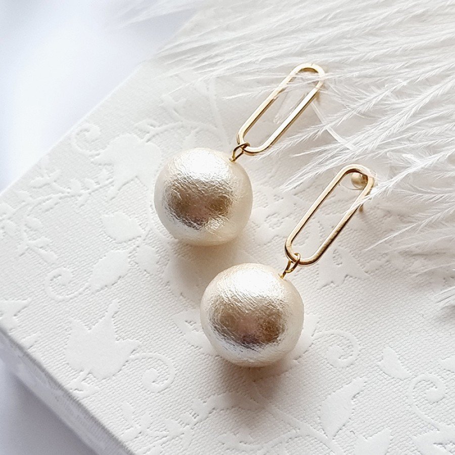 Rankų darbo auskarai su medvilnės perlais - Image 3