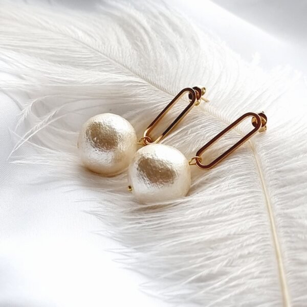 papuosalai su perlais