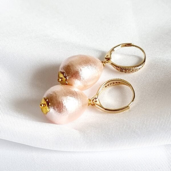 papuosalai su perlais