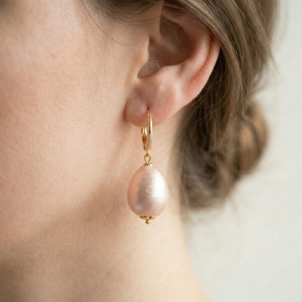 Rankų darbo auskarai su rožiniais perlais