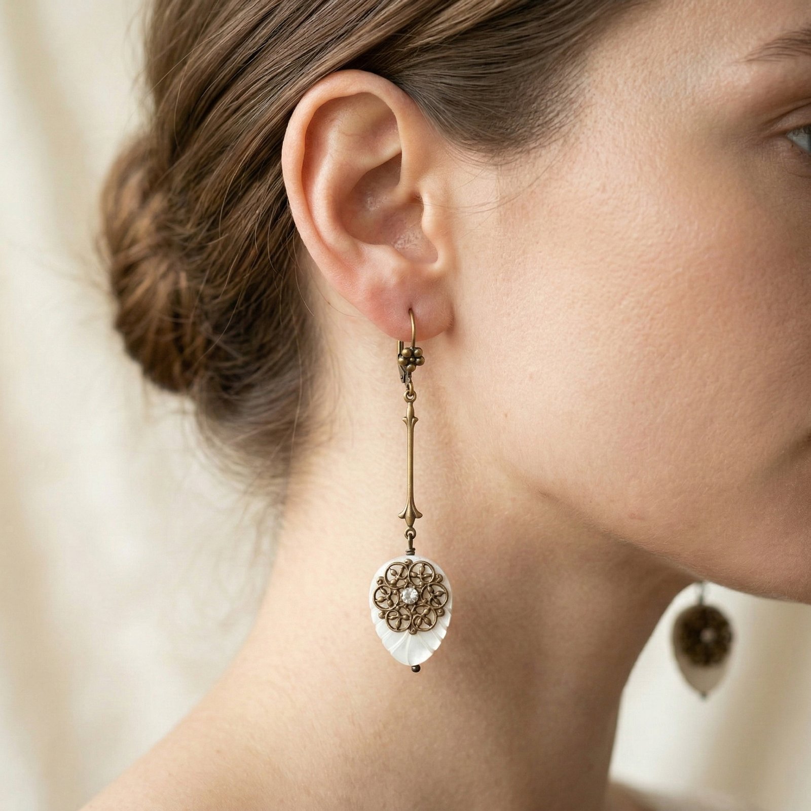 Rankų darbo vintažiniai auskarai „White Leaves“