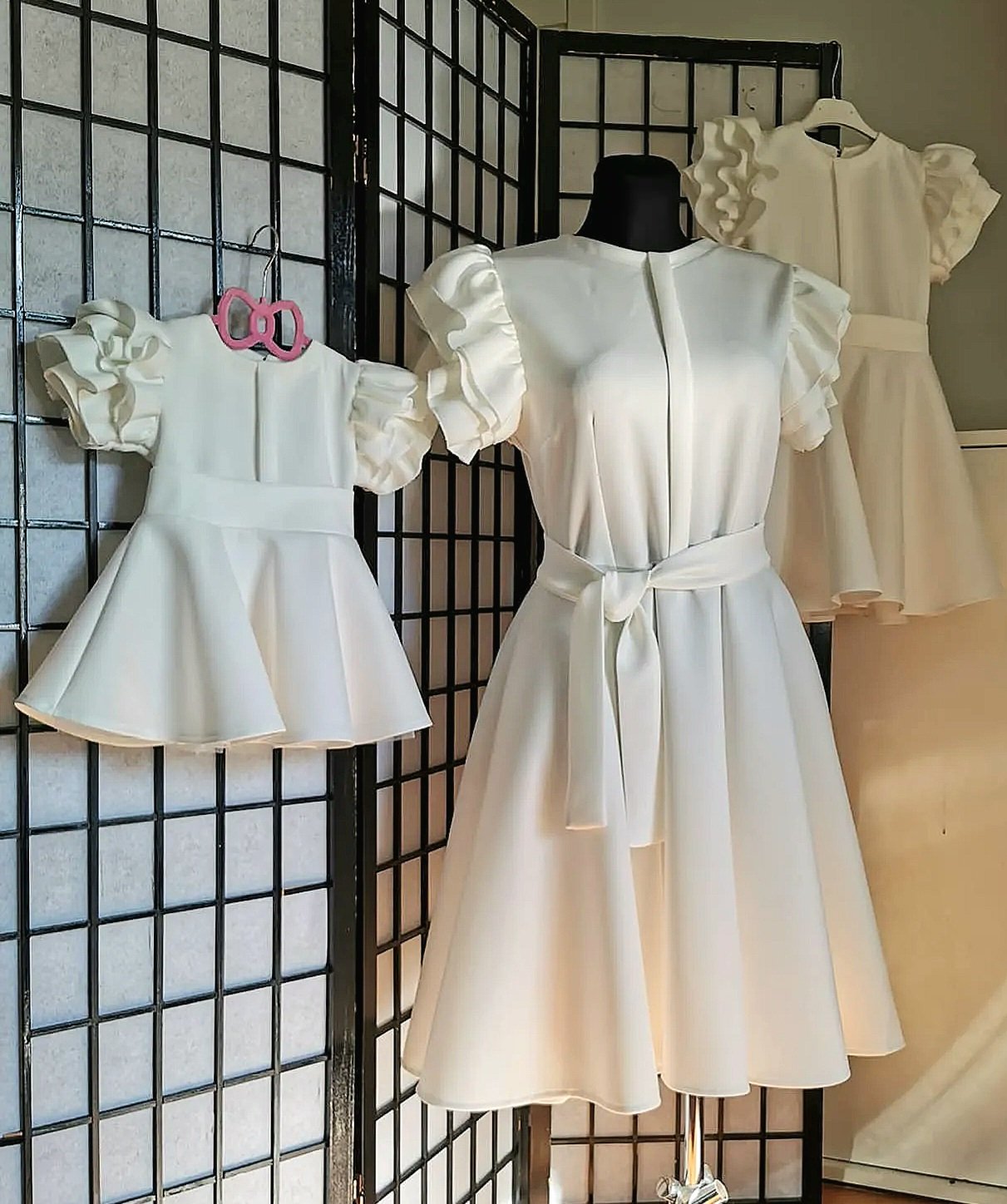 Balta suknelė su puošniomis rankovėmis (86-146 dydžiai) - Image 4